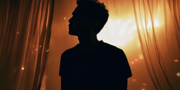 帅哥导演唱的粤语歌究竟叫什么？