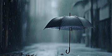 下雨时谁给你送伞出自哪首歌？