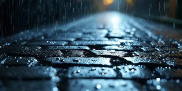只听那凄凄雨究竟出自哪首歌？
