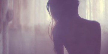 孤独的背影很温柔究竟是哪首歌？